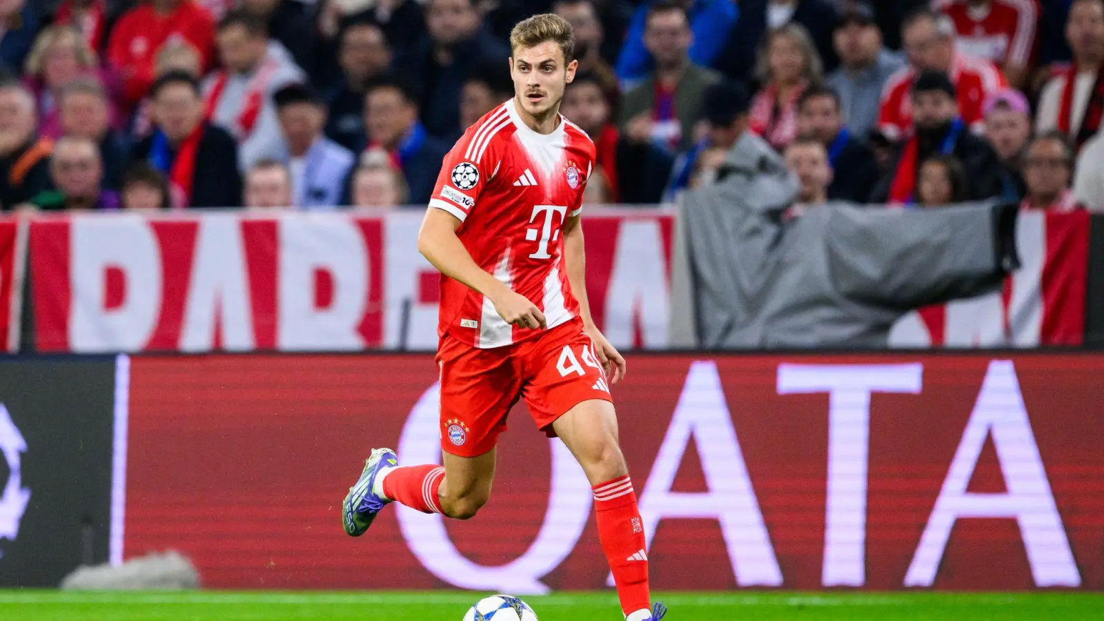 Bayern-Verteidiger Josip Stanisic hat sich im Champions-League-Spiel gegen den FC Chelsea offenbar nicht ernsthaft verletzt. (Foto: Tom Weller/dpa)