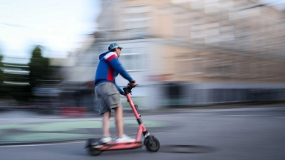 Gerade wenn man das Tempo von 20 km/h ausreizt, kann es bei einem Sturz mit dem E-Scooter zu schweren Unfällen kommen. (Foto: Christian Charisius/dpa/dpa-tmn)