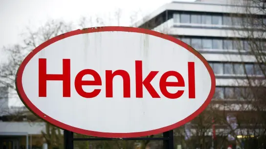 Ein Logo der Henkel AG, aufgenommen auf dem Werksgelände in Düsseldorf. (Foto: Jan-Philipp Strobel/dpa)