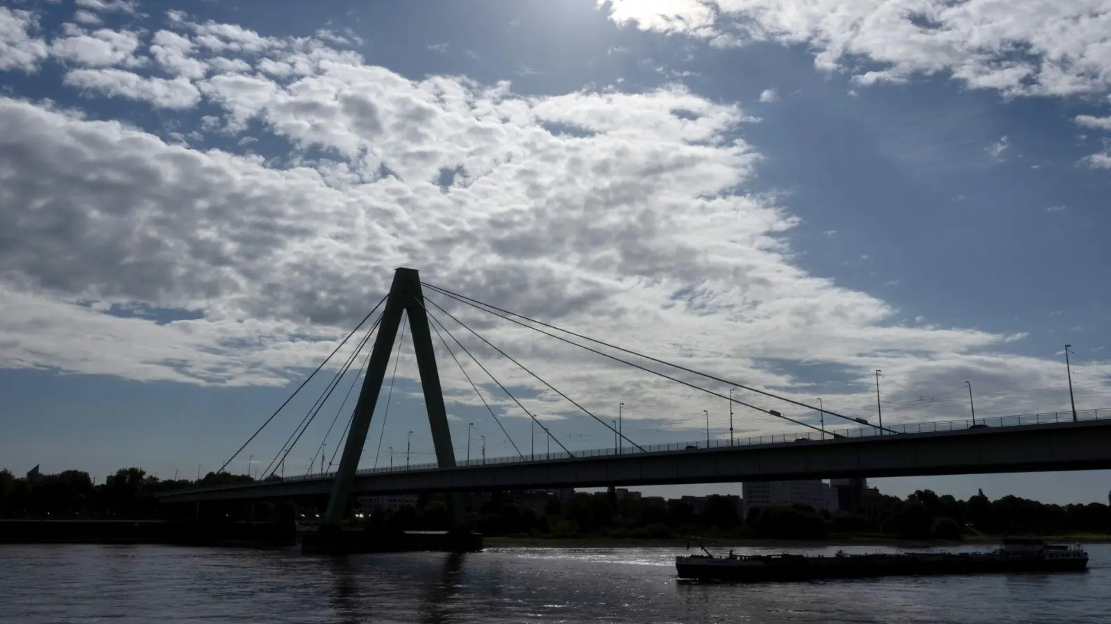 Mit dem meteorologischen Herbstbeginn am Montag sollen sich auch die Wolken verdichten. (Foto: Rolf Vennenbernd/dpa)