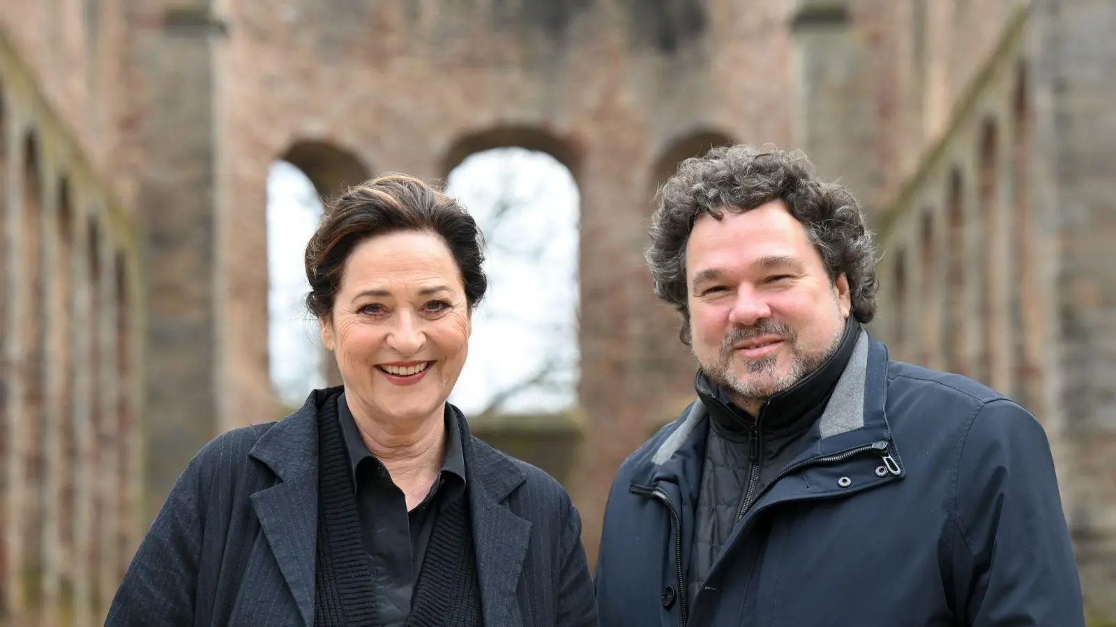 Schauspielerin Charlotte Schwab (l) mit Intendant Joern Hinkel in der Stiftsruine in Bad Hersfeld. (Foto: Uwe Zucchi/dpa)
