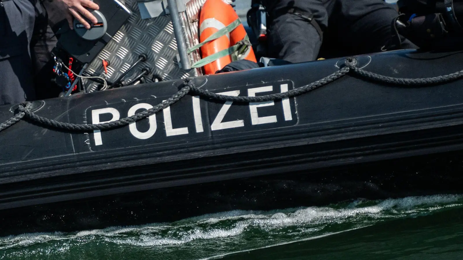 Die Wasserschutzpolizei hat zum Ferienbeginn mehrere Fälle von Fischwilderei auf dem Chiemsee festgestellt. (Symbolbild) (Foto: Silas Stein/dpa)