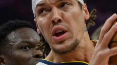 Das war nichts: Dennis Schröder (l) verlor mit Sacramento auch gegen die Denver Nuggets um Aaron Gordon. (Foto: Randall Benton/AP/dpa)