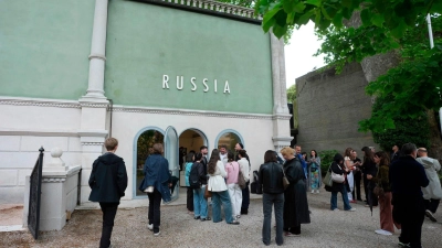 Unter anderem die Teilnahme Russlands an der Biennale sorgt für Ärger. (Foto: Luca Bruno/AP/dpa)