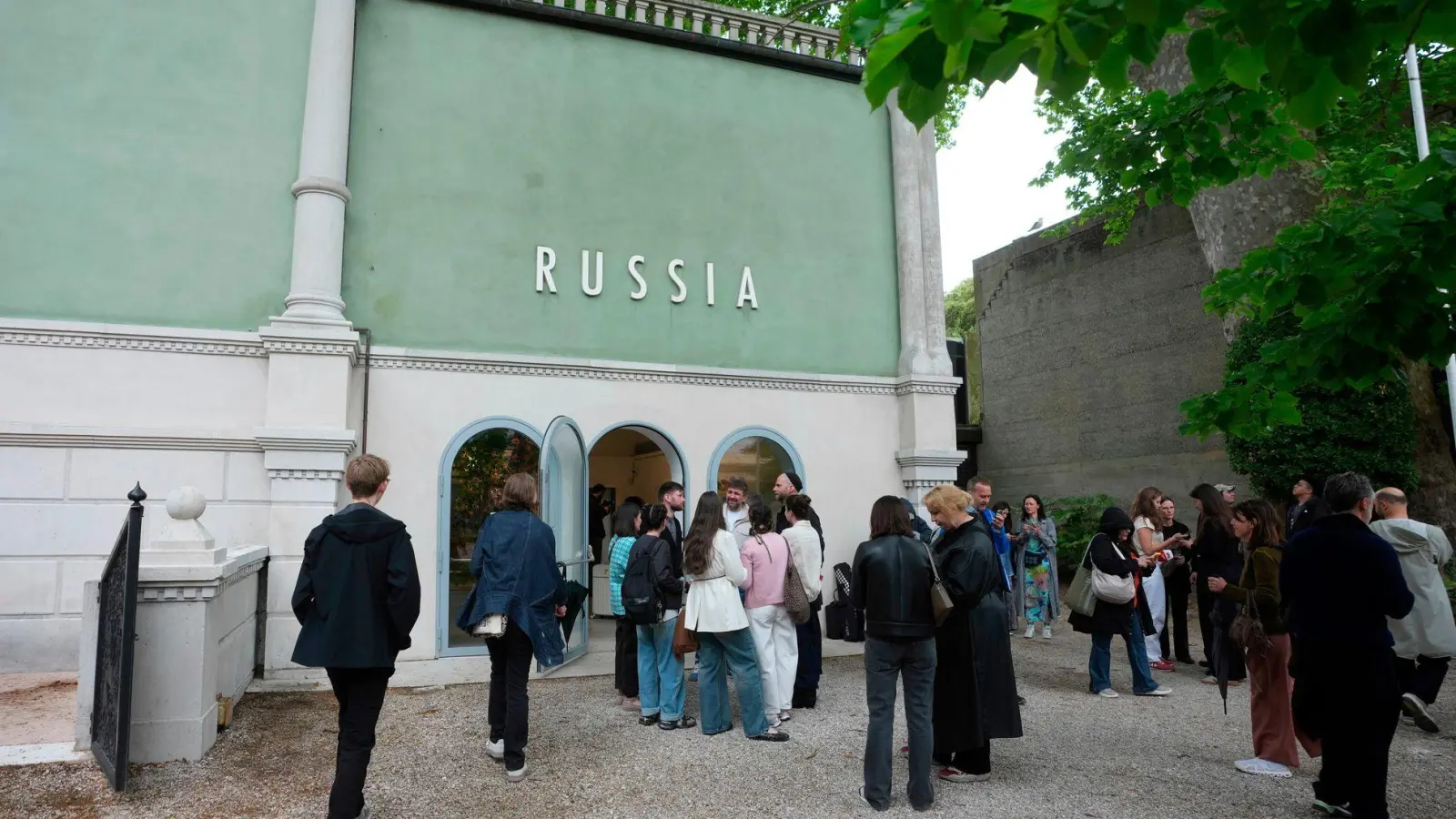 Unter anderem die Teilnahme Russlands an der Biennale sorgt für Ärger. (Foto: Luca Bruno/AP/dpa)