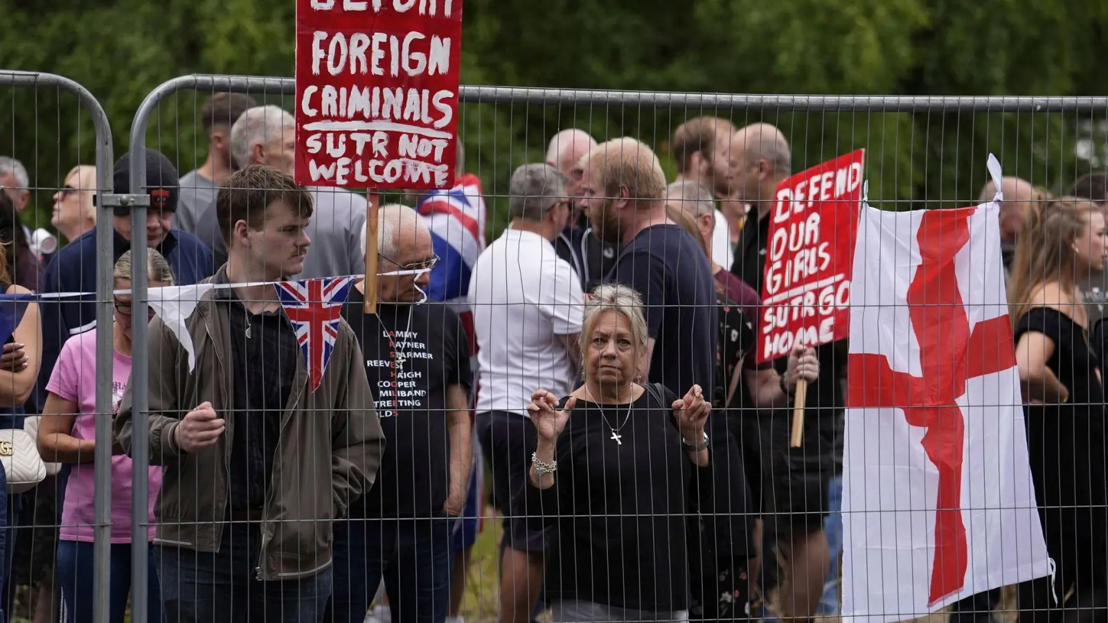 Der Fall eines Asylbewerbers, der eine 14-Jährige im englischen Epping belästigte, wurde zum Anlass für wochenlange Proteste. (Archivfoto)  (Foto: Jordan Pettitt/PA/AP/dpa)