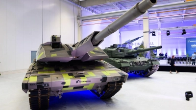 Rheinmetall-Panzer bei einer firmeneigenen Show im Werk in Unterlüß, vorne der Panther-Kampfpanzer. Der dürfte auch auf der Eurosatory zu sehen sein. (Archivbild) (Foto: Julian Stratenschulte/dpa)