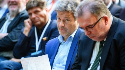 Bundeswirtschaftsminister Habeck (2.v.r.) und Industriepräsident Siegfried Russwurm (r) neim BDI-Klimakongress in Berlin. (Foto: Bernd von Jutrczenka/dpa)