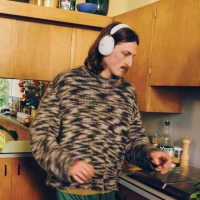 Vom Wohnzimmer-Speaker direkt auf die Ohren: Sonos ermöglicht künftig das nahtlose Umschalten von Lautsprechern auf Kopfhörer. (Foto: Heather Sten/Sonos/dpa-tmn)