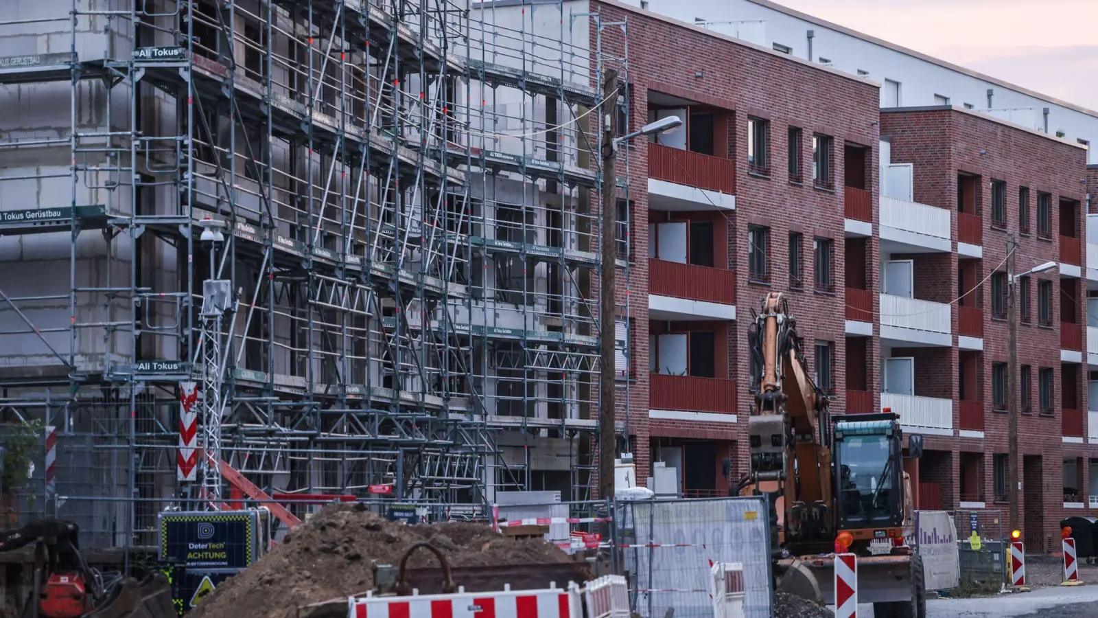 Der Wohnungsbau in Mehrfamilienhäusern stagniert.  (Archivbild) (Foto: Oliver Berg/dpa)