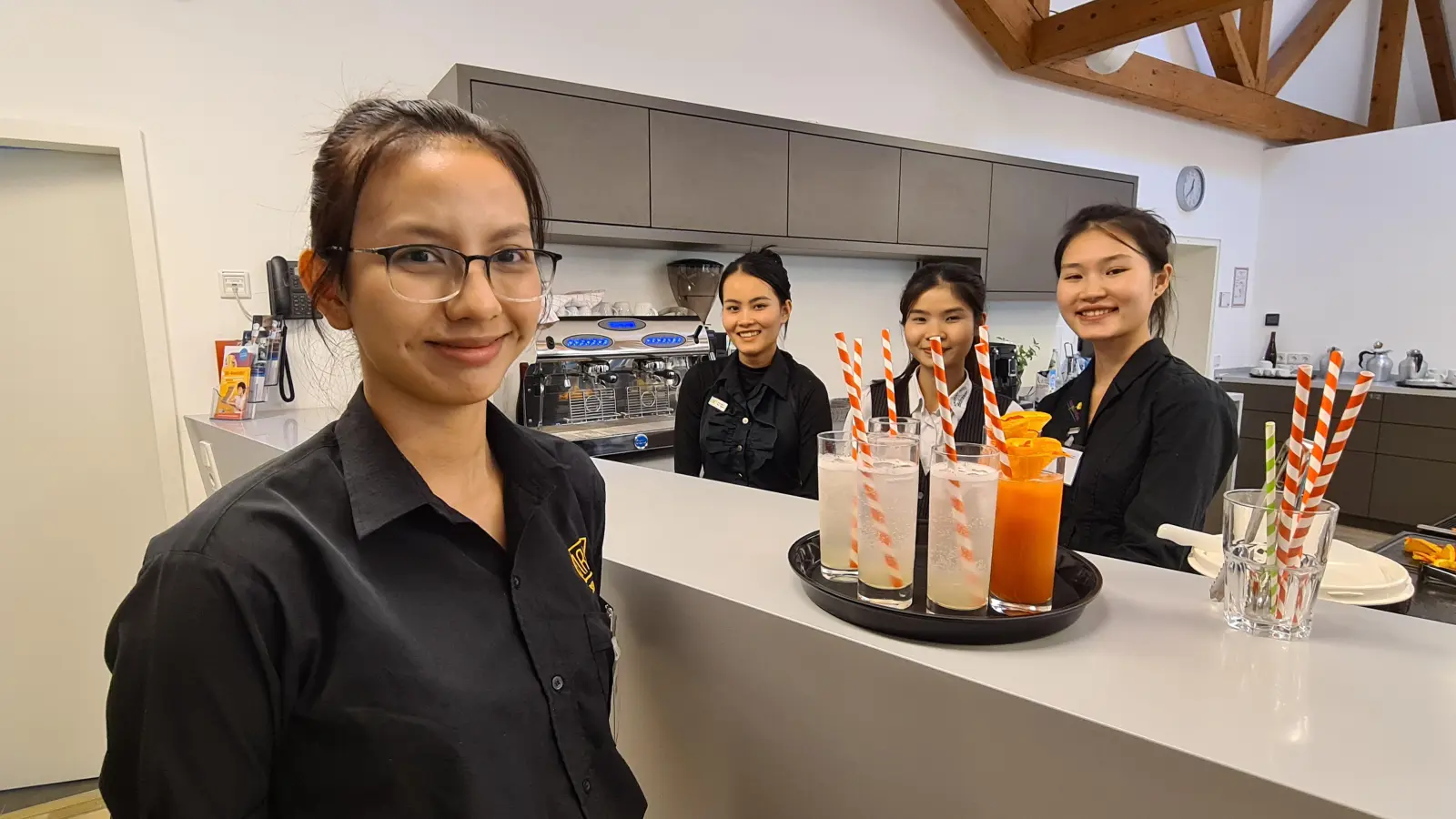 Vier Vietnamesinnen legten ihre Prüfung als Fachfrau für Restaurants und Veranstaltungsgastronomie ab. Das Mixen von Cocktails war eine der Aufgaben. (Foto: Margit Schwandt)