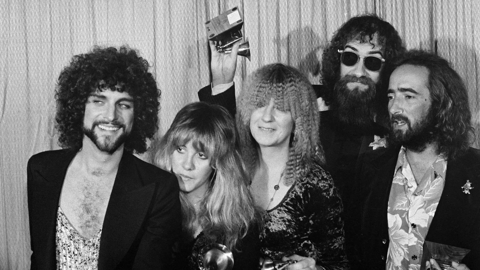 1978 erhielten John McVie (r) und Fleetwood Mac den Grammy in der Kategorie Album des Jahres für „Rumours“. (Archivbild) (Foto: Richard Drew/AP/dpa)