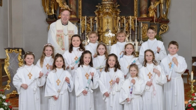 14 Kinder, davon eines aus Mörsach, haben mit Herr Pfarrer R. Pasel ihre Erste Heilige Kommunion in der Arberger Pfarrkirche St. Blasius gefeiert.<br> (Foto: Foto-Atelier Braun)