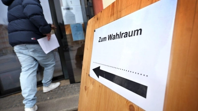 Im Landkreis Kelheim muss nach der Stichwahl Amtsinhaber Martin Neumeyer (CSU) seinen Posten räumen. (Symbolbild) (Foto: Karl-Josef Hildenbrand/dpa)