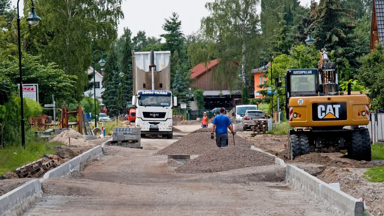 Straßenbau ist teuer und bisweilen auch eine Frage für die Justiz. Die Freien Wähler fordern eine Klarstellung, um die Bürger vor Kosten zu schützen, die bei der Erschließung vor mehr als 25 Jahren entstanden sind. (Symbolbild) (Foto: Robert Schlesinger/dpa-Zentralbild/dpa)