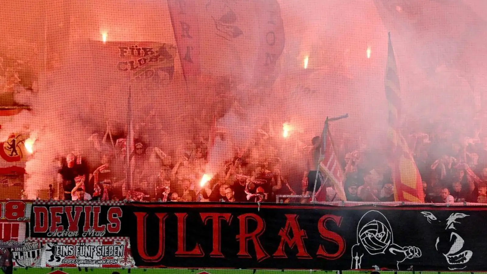 Fans brennen Pyrotechnik im Stadion ab. (Foto: Bernd Weißbrod/dpa)