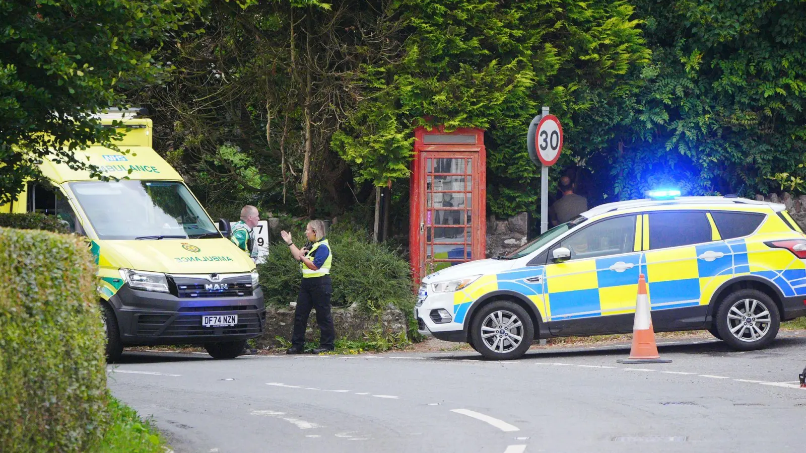 Ein Kind ist bei einem Busunfall in England ums Leben gekommen. (Foto: Ben Birchall/PA Wire/dpa)
