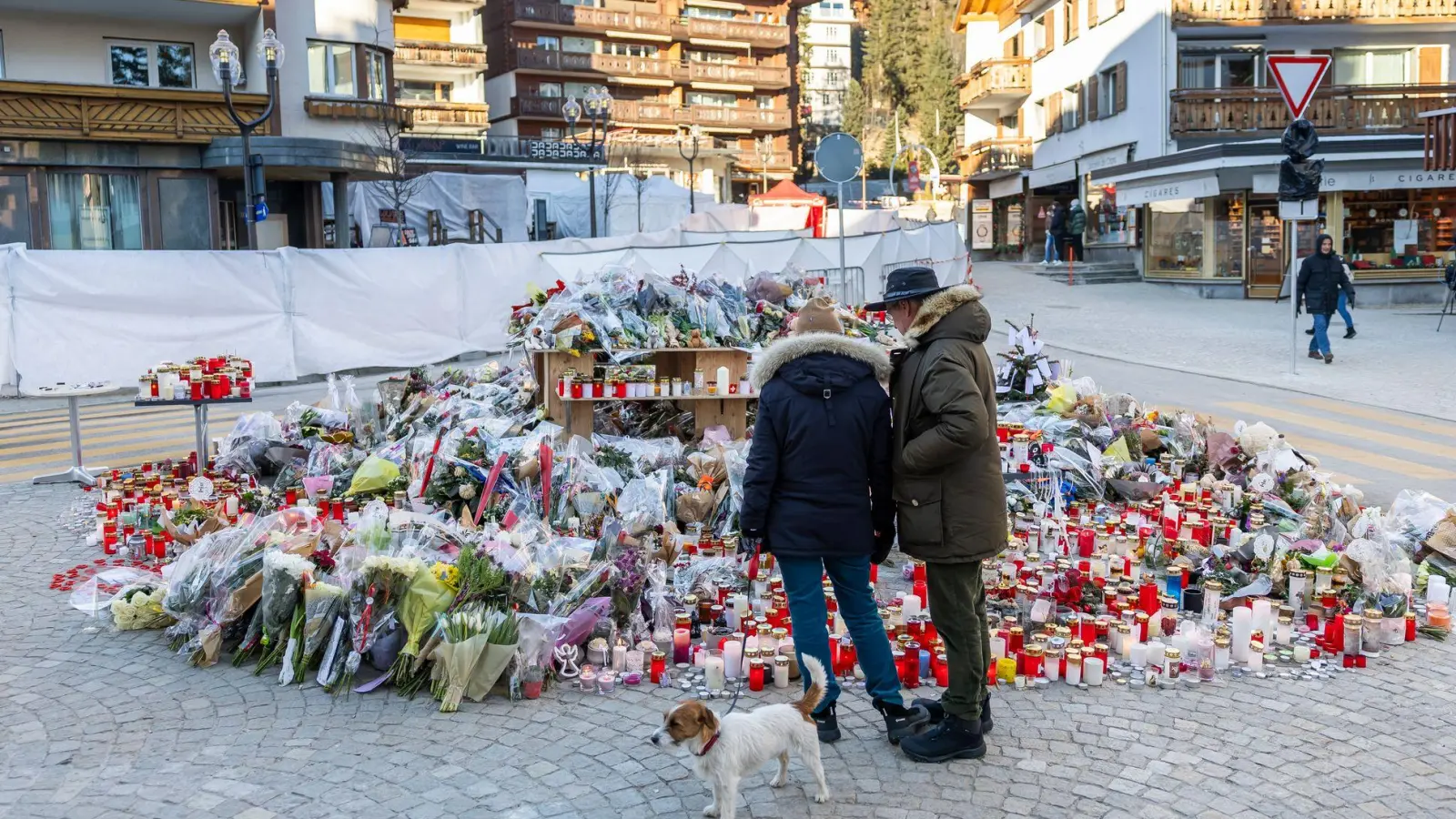 Das Gedenken an die Opfer ist in Crans-Montana allgegenwärtig (Archivbild) (Foto: Cyril Zingaro/KEYSTONE/dpa)