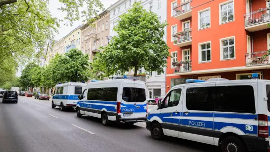 Die Polizei durchsuchte vergangene Woche 15 Wohnungen und Geschäftsräume der Letzten Generation. (Foto: Christoph Soeder/dpa)