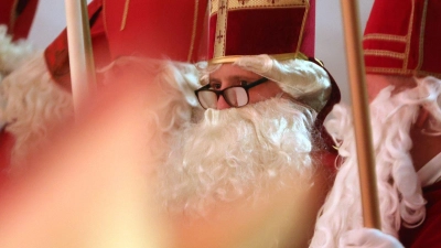 Beim internationalen Nikolaus-Treffen im Allgäu zeigen Bischöfe in Rot, dass sie mehr sind als nur die Vorbilder des Santa Claus. (Foto: Karl-Josef Hildenbrand/dpa)