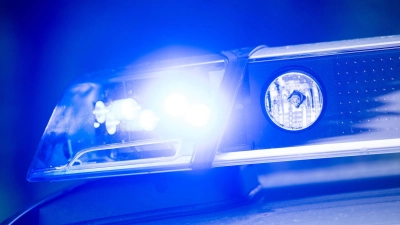 Der Mann wurde im Auto eingeklemmt und starb noch an der Unfallstelle. (Symbolbild) (Foto: Lino Mirgeler/dpa)