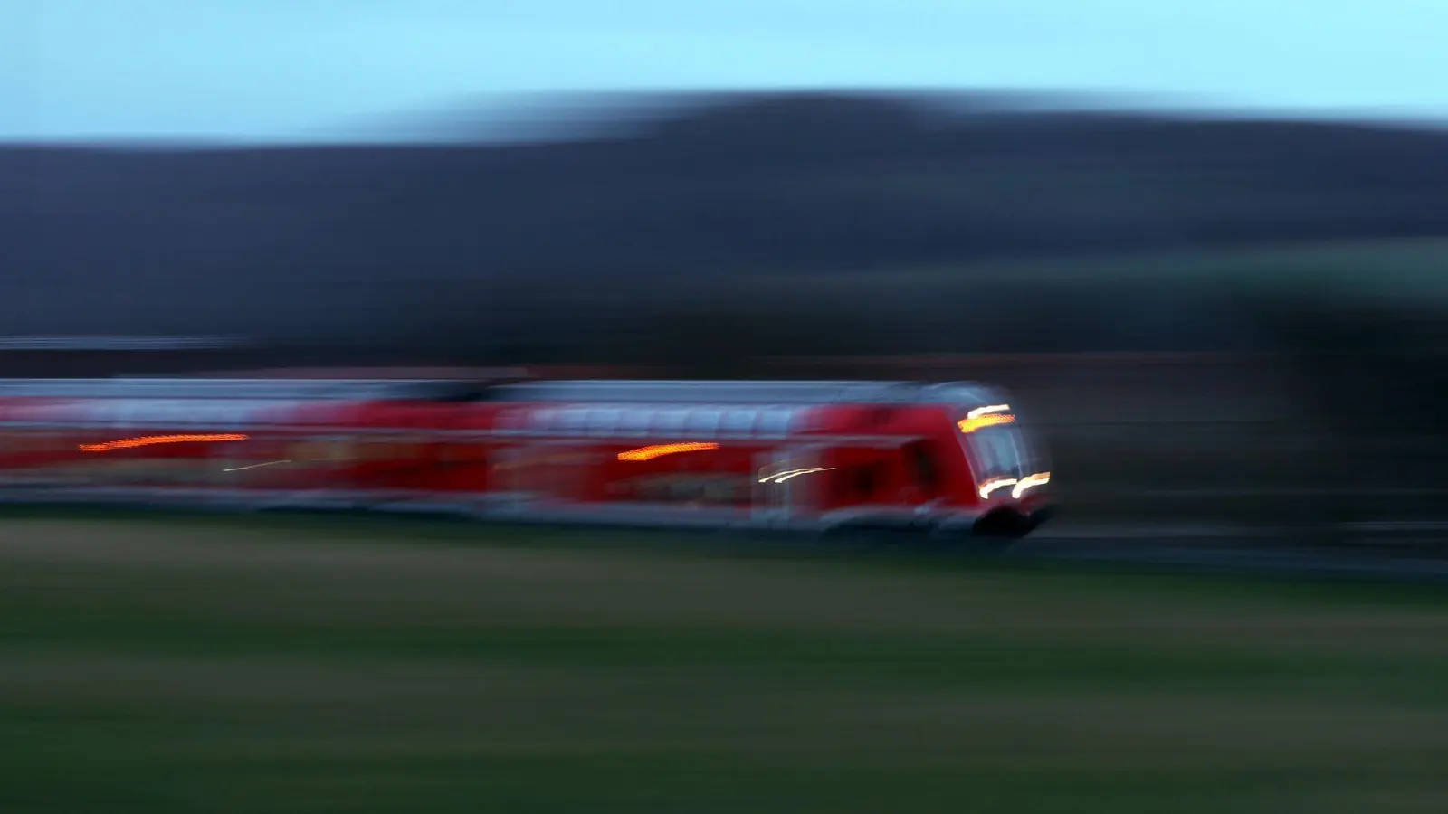 Brandgeruch in einem Regionalzug hat einen Großeinsatz der Feuerwehr ausgelöst. (Symbolbild) (Foto: Karl-Josef Hildenbrand/dpa)