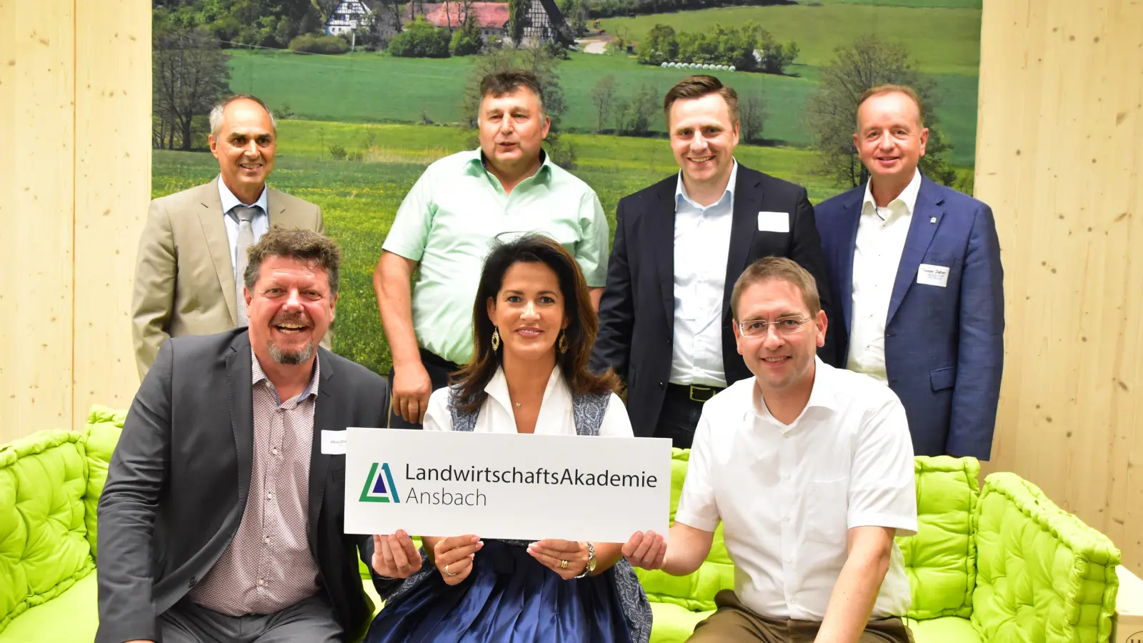 Ministerin Michaela Kaniber (vorne, Mitte) gab gemeinsam mit Funktionären und Politikern den Startschuss für die Akademie. (Foto: Fritz Arnold)