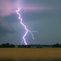 Gewitter können schnell aufziehen: Sommerliche Wärmegewitter entstehen oft innerhalb weniger Minuten und erfordern schnelles Handeln. (Foto: Patrick Pleul/dpa)