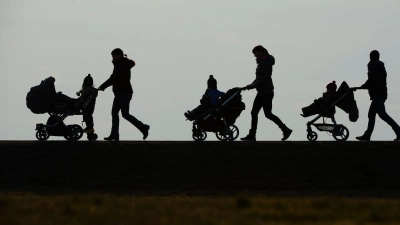 Mütter mit kleinen Kindern sind deutlich seltener berufstätig als Männer. (Symbolbild) (Foto: Felix Kästle/dpa)