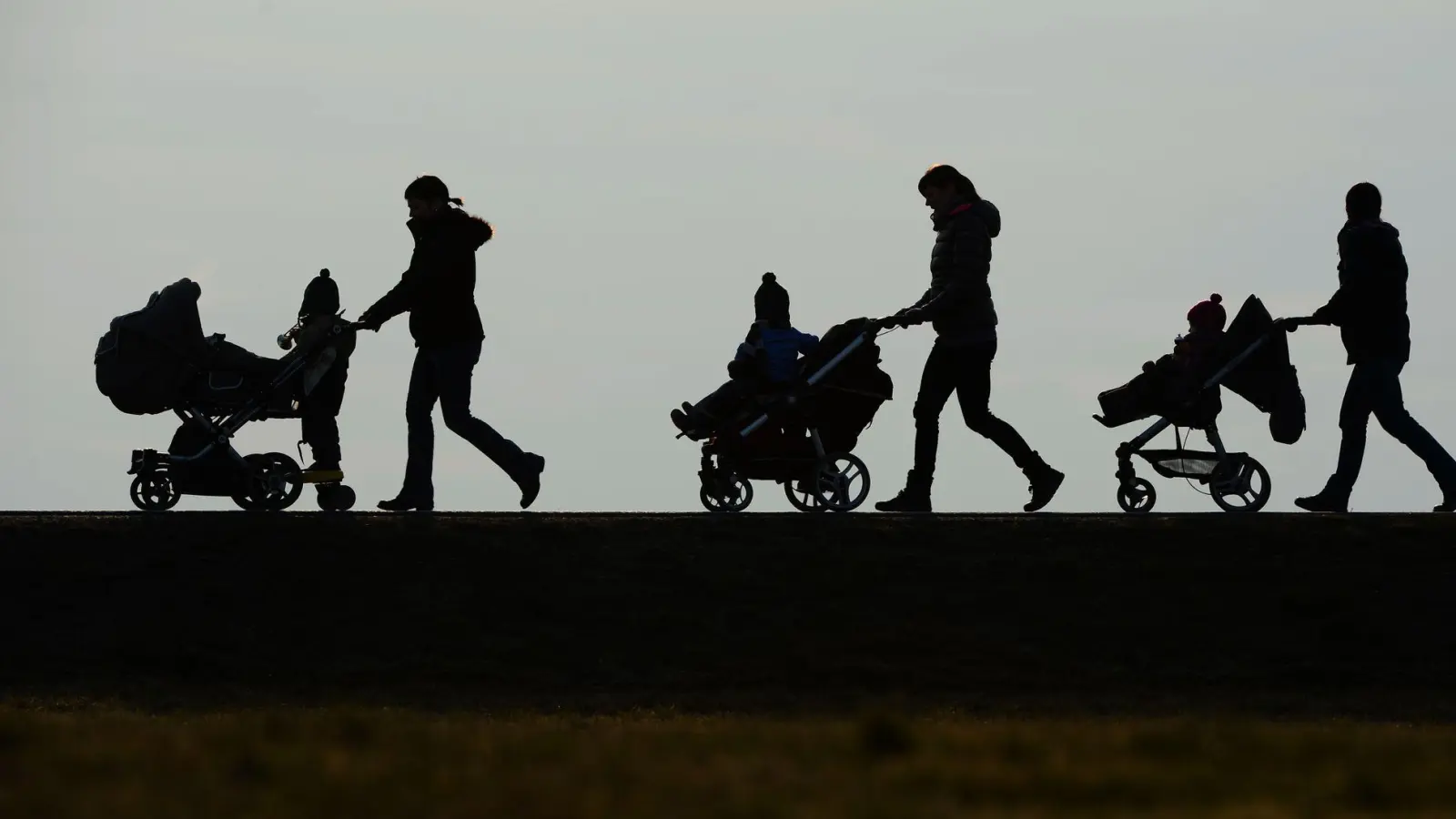 Mütter mit kleinen Kindern sind deutlich seltener berufstätig als Männer. (Symbolbild) (Foto: Felix Kästle/dpa)