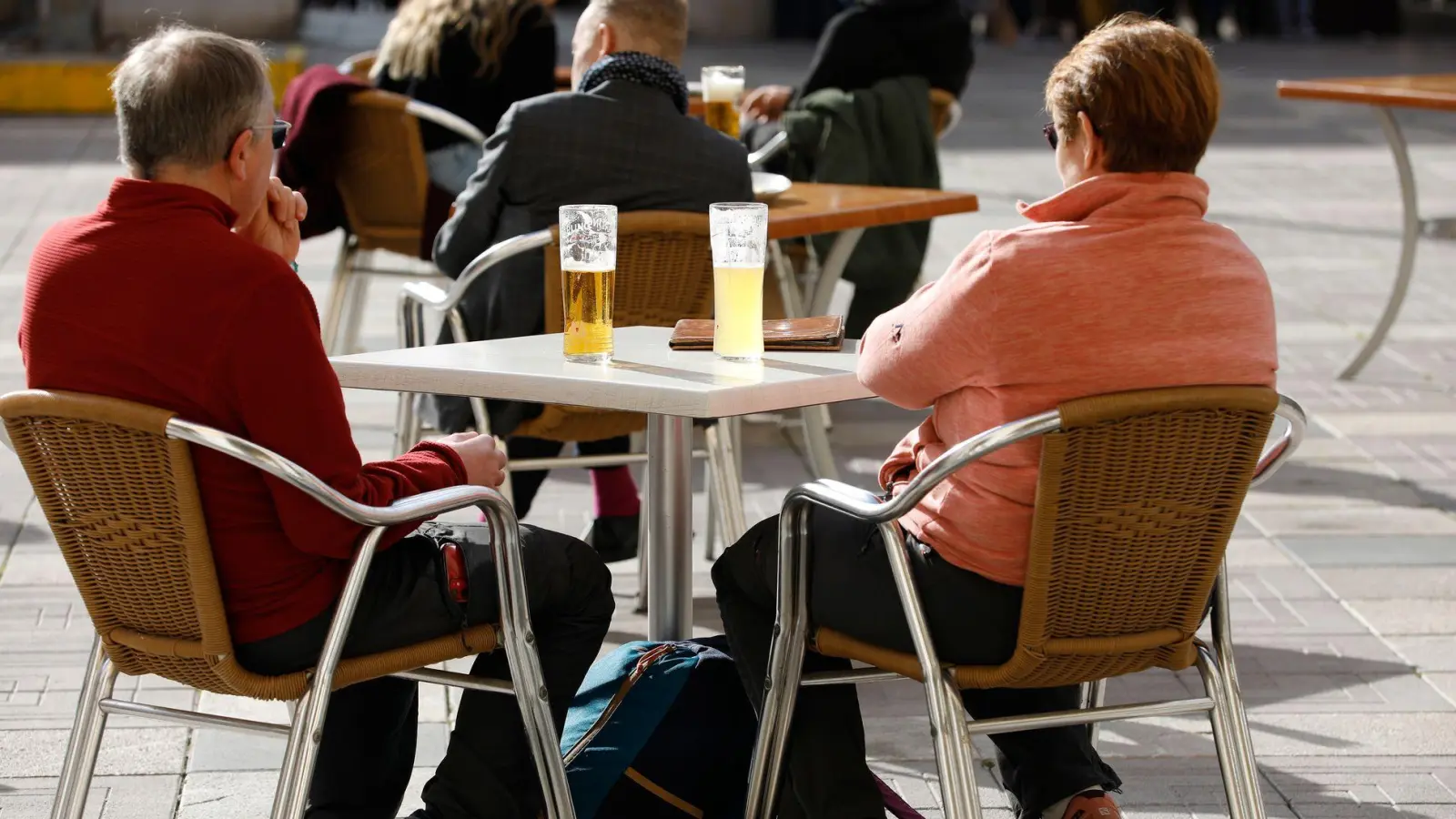 Wer im Ruhestand im Ausland lebt, benötigt unter Umständen einen sogenannten Lebensnachweis, um weiter die Rentenzahlungen zu erhalten. (Foto: Clara Margais/dpa/dpa-tmn)