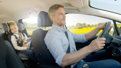 Durchatmen bei frischer Luft: Der Innenraumfilter trägt zu hygienischen Bedingungen im Auto bei. Das fördert nicht nur den Komfort, sondern auch die Sicherheit am Steuer. (Foto: DJD/Robert Bosch)