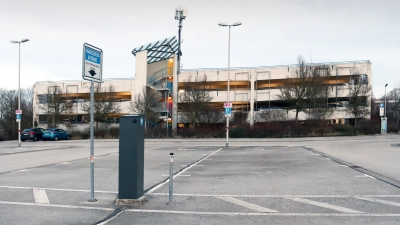 Im Bahnhofs-Parkhaus verdoppelt sich die Tagesgebühr auf drei Euro, auf dem Parkplatz Feuerbachstraße, der bisher kaum genutzt wird, dagegen wird das Parken günstiger. (Foto: Antonia Müller)