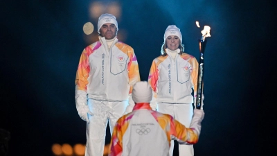 Alberto Tomba und Deborah Compagnoni entzündeten das Feuer in Mailand. (Foto: Carl Sandin/Pool/PA Wire/dpa)