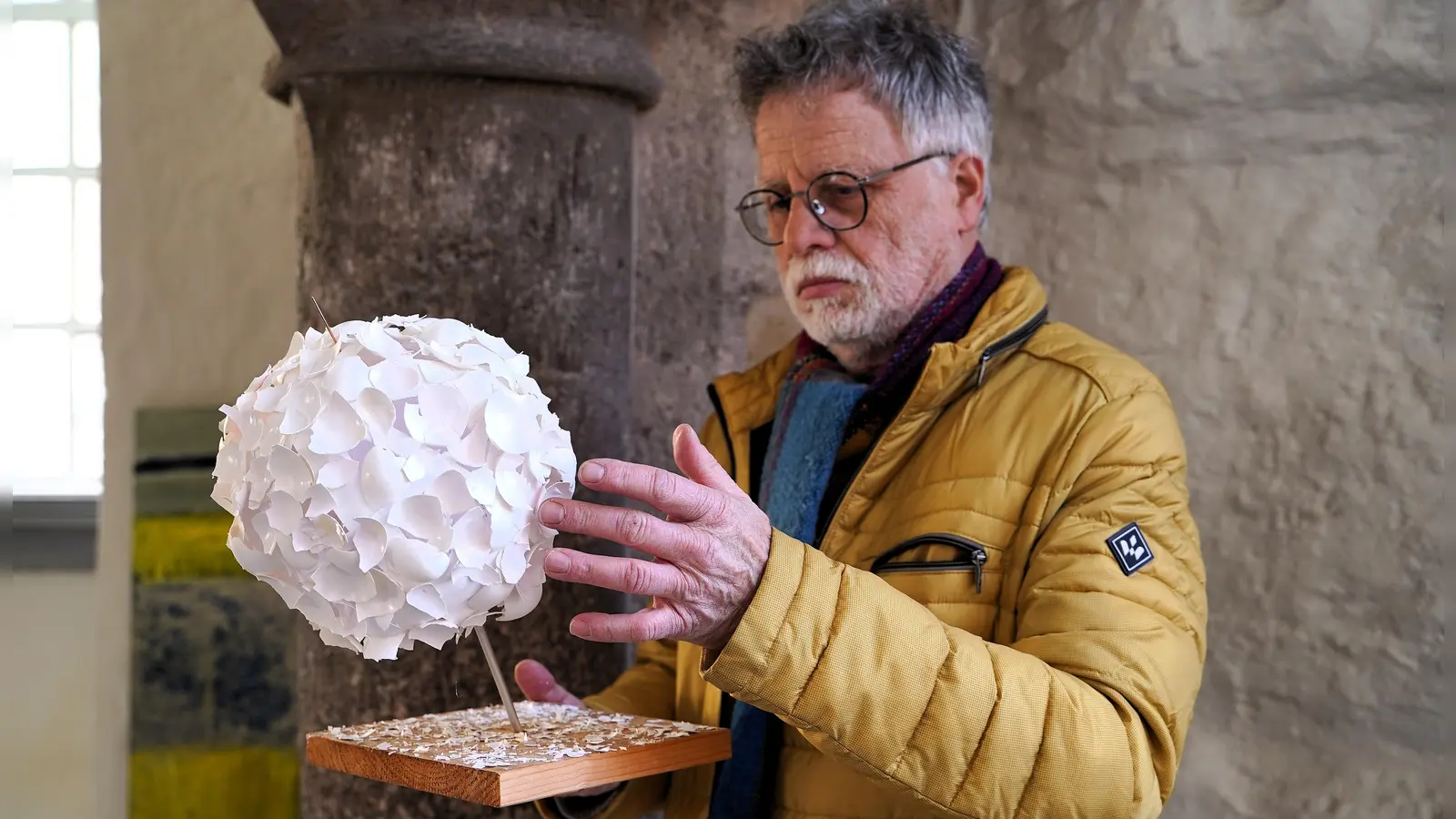 „Hasenmond” heißt die Skulptur von Hans-Gustaf Weltzer – sie ist aus Eierschalen gefertigt. (Foto: Simone Hedler)