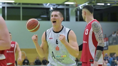 David Kurpiela (hier in Spiel 1 gegen Nördlingen) und seine Kameraden von hapa Ansbach können über den Halbfinal-Einzug jubeln. (Foto: Martin Rügner)