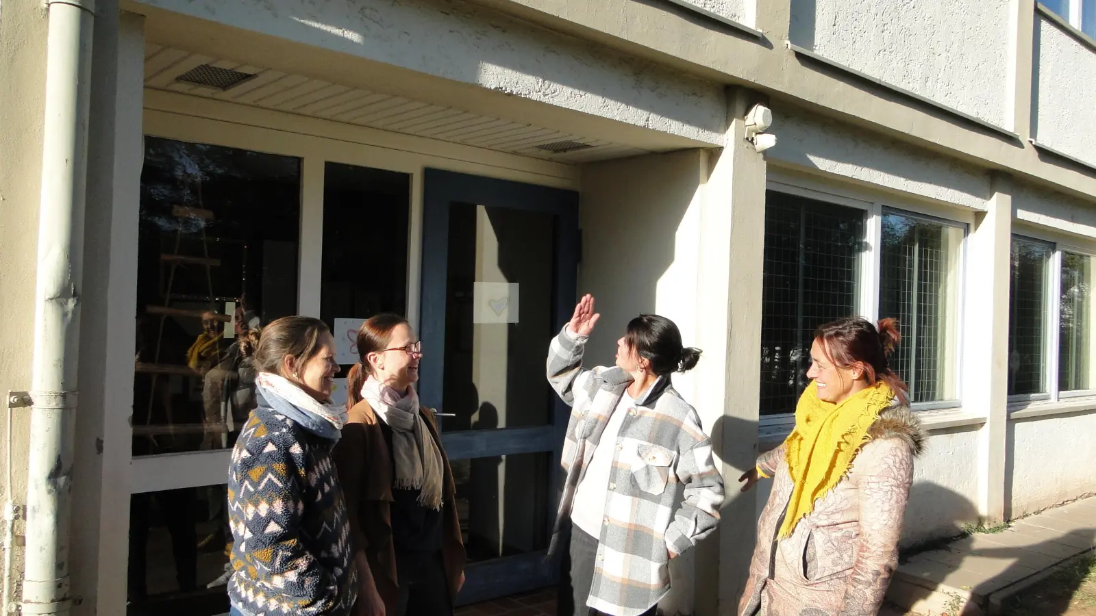 Die Mütter stehen vor den unzureichenden Räumen für die Mittagsbetreuung in Brodswinden (von links): Ingrid Heilek, Ramona Witt, Svetlana Fischer und Gabi Kronimus. (Foto: Winfried Vennemann)