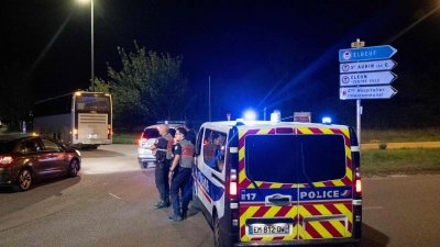 Nach dem Zugunglück wurden nach vorläufigen Angaben mehr als 40 Menschen verletzt, darunter eine Frau schwer.  (Foto: Guillaume Saligot/AFP/dpa)