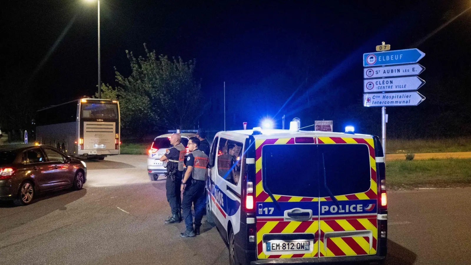 Nach dem Zugunglück wurden nach vorläufigen Angaben mehr als 40 Menschen verletzt, darunter eine Frau schwer.  (Foto: Guillaume Saligot/AFP/dpa)