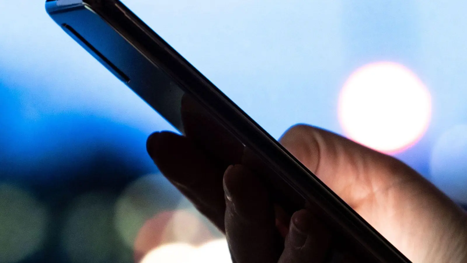 MMS-Dämmerung mangels Nachfrage: Vodafone hat den Dienst bereits abgeschaltet, am 30. Juni ziehen auch Telekom, Telefónica (o2) und 1&amp;1 den Stecker. (Foto: Laura Ludwig/dpa-tmn)