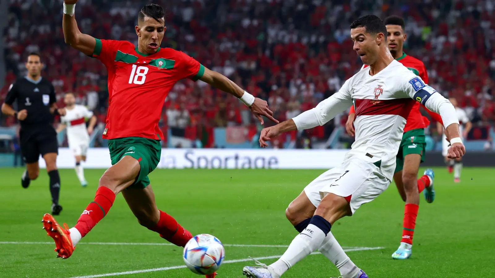 Cristiano Ronaldo (r) steht nun bei 196 Einsätzen für die portugiesische Nationalelf. (Foto: Tom Weller/dpa)