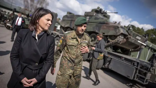 Außenministerin Annalena Baerbock besucht im Baltikum auch die Nato-Einsatzgruppe. (Foto: Michael Kappeler/dpa)