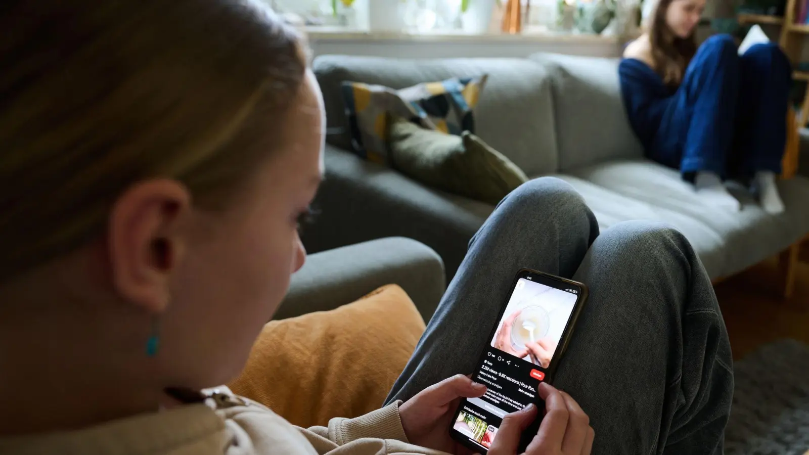 Einem an das Geblinker sozialer Medien gewöhnten Gehirn kann es schwerfallen, ausdauernd zu lesen. (Archivbild) (Foto: Annette Riedl/dpa)