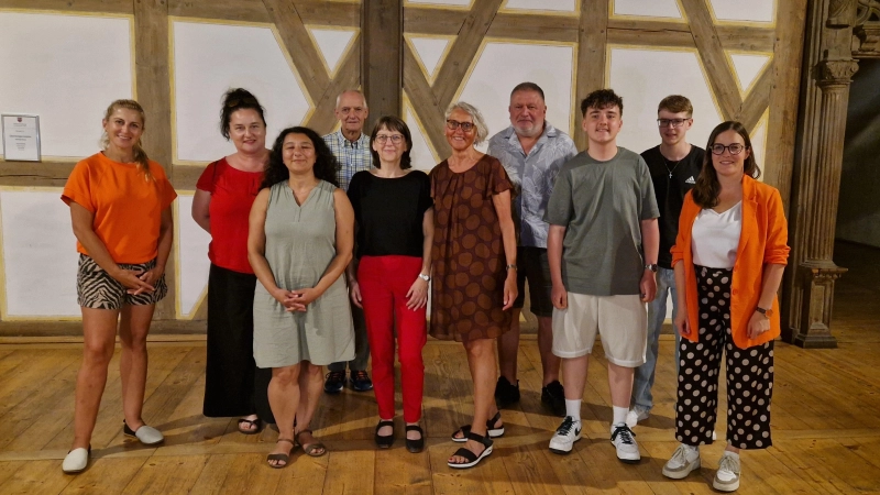 Stellten sich fürs Foto auf (von links): Daniela Grups, Mirjana Neumeister, Secil Herrscher, Joachim Greis, Heidi Hahn, Petra Ehrenfels-Ostertag, Ralph Dürr, Kay Göllinger, Simon Fischer und Dr. Lena Wurmthaler. (Foto: Leonie Lang)