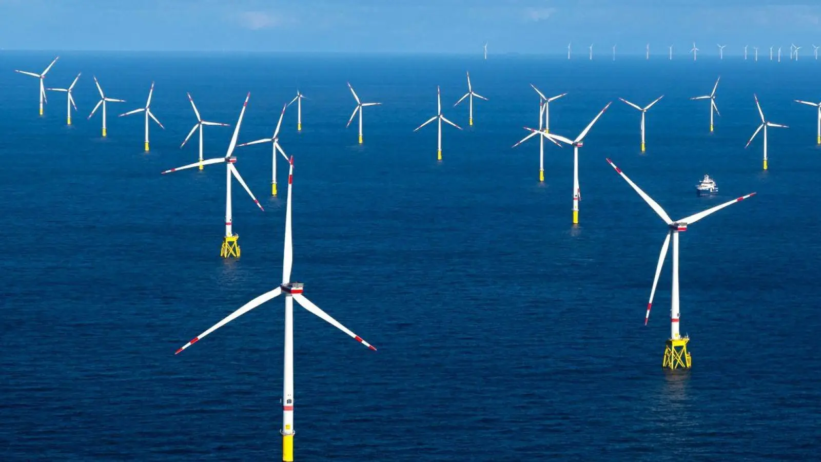 Der Offshore-Windpark Dolwin Alpha in der Nordsee. (Foto: Sina Schuldt/dpa)