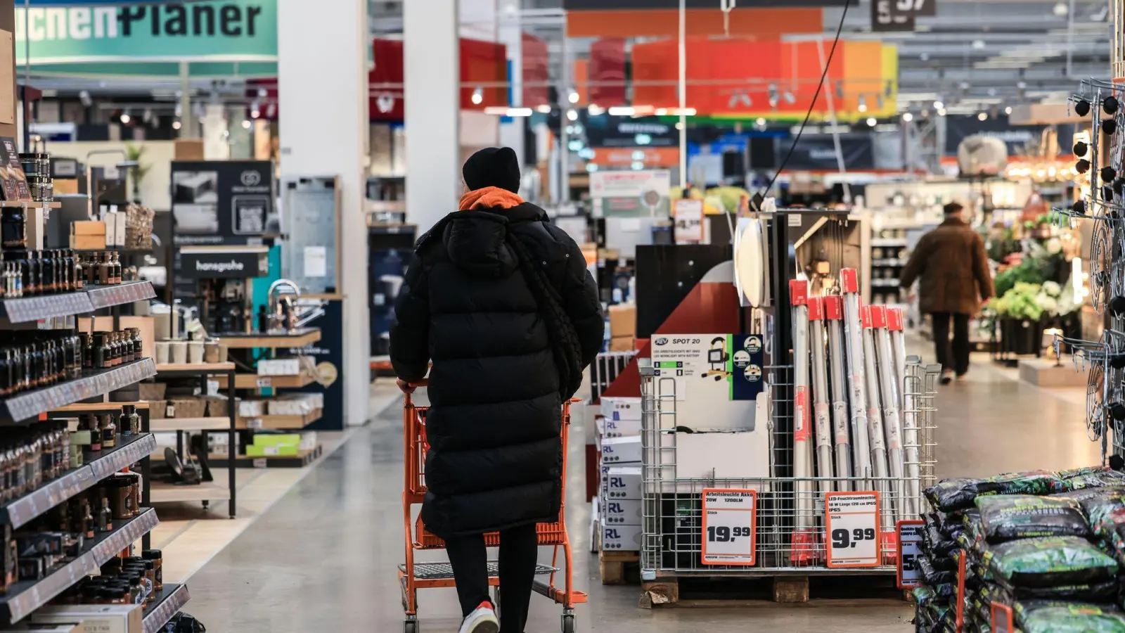 Viele Verbraucher kaufen Baumarktprodukte nicht mehr im Baumarkt, sondern in anderen Geschäften. (Foto: Oliver Berg/dpa)