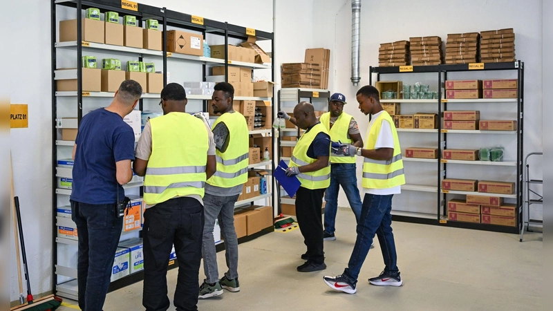 Viel ist in den vergangenen zehn Jahren über den sogenannten Spurwechsel vom Asylverfahren in die Erwerbsmigration gestritten worden. In Branchen wie Gastronomie, Pflege, Transport und Logistik herrscht Arbeitskräftemangel. (Symbolbild) (Foto: Patrick Pleul/dpa)