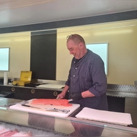 Seit 30 Jahren ist Christof Haberlandt mit seinem „Hamburger Fischkutter” auf dem Wochenmarkt in Bad Windsheim vertreten. (Foto: Anna Franck)