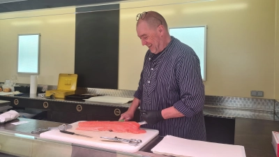 Seit 30 Jahren ist Christof Haberlandt mit seinem „Hamburger Fischkutter” auf dem Wochenmarkt in Bad Windsheim vertreten. (Foto: Anna Franck)
