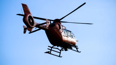 Der Mann kam per Rettungshubschrauber in ein Krankenhaus, wo er starb. (Symbolbild) (Foto: Julian Stratenschulte/dpa)
